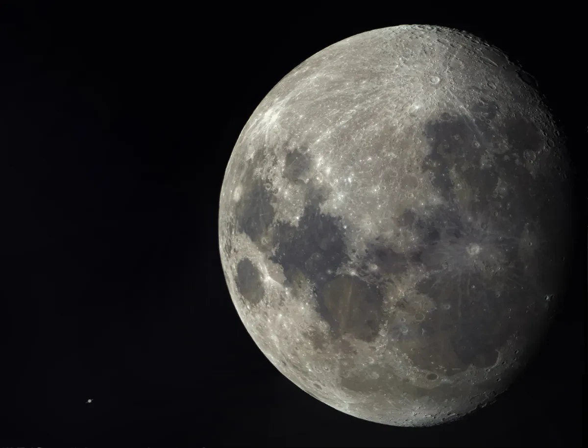 A picture showing a large full Moon in conjunction with Saturn